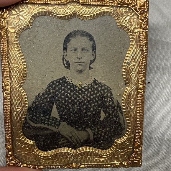 1/9 Plate Tintype Photo 1874 Young Woman Calico Dress w Provenance 1/2 Case - Picture 3 of 10
